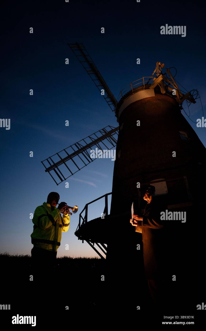 80° anniversario del VE Day commemorato a Thaxted Essex UK l'8 maggio 2025 visto qui: Tom Walker suona l'ultimo post sul suo Cornet beneth Thaxted Windmill al tramonto alle 9,30. Festeggiando la fine della seconda guerra mondiale in Europa 80 anni earlier...seen qui a Thaxted di fronte alla Guildhall del XIV secolo con residenti che cantano e Morris Men Thaxted che ballano prima di dirigersi al mulino a vento Thaxted dove è stato suonato l'ultimo post prima della cerimonia di accensione del Beacon Thaxted. Copyright di immagini di Brian Harris © NESSUN utilizzo non autorizzato senza autorizzazione Foto Stock