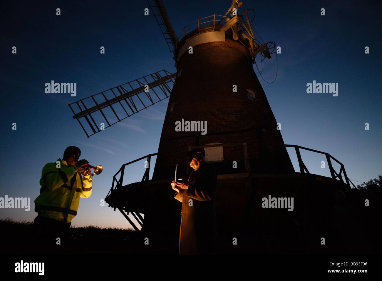 80° anniversario del VE Day commemorato a Thaxted Essex UK l'8 maggio 2025 visto qui: Tom Walker suona l'ultimo post sul suo Cornet beneth Thaxted Windmill al tramonto alle 9,30. Festeggiando la fine della seconda guerra mondiale in Europa 80 anni earlier...seen qui a Thaxted di fronte alla Guildhall del XIV secolo con residenti che cantano e Morris Men Thaxted che ballano prima di dirigersi al mulino a vento Thaxted dove è stato suonato l'ultimo post prima della cerimonia di accensione del Beacon Thaxted. Copyright di immagini di Brian Harris © NESSUN utilizzo non autorizzato senza autorizzazione Foto Stock