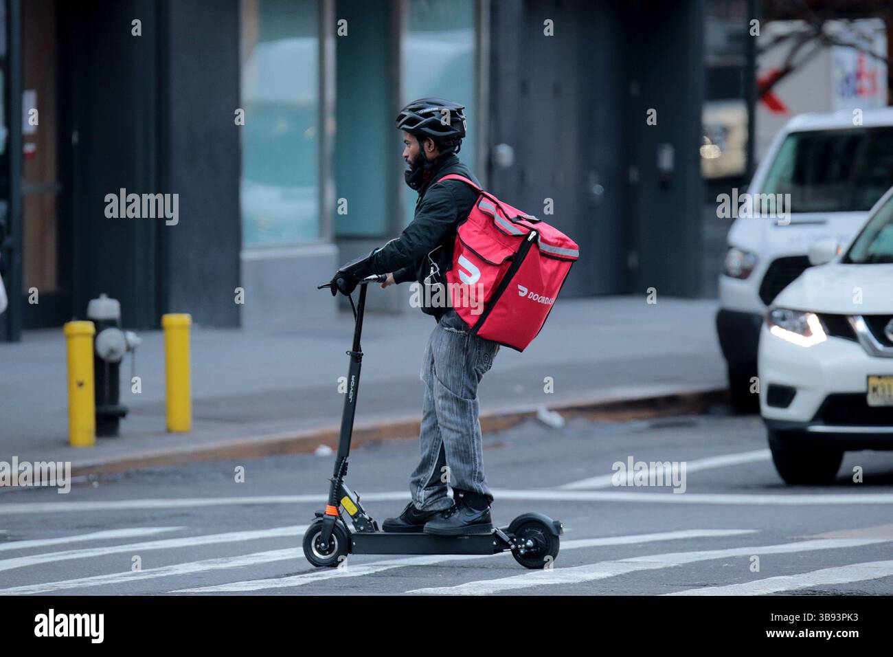 11 giugno 2023: Un messaggero non identificato per la consegna di cibo viene visto a Manhattan. La linea temporale non è ancora chiara, ma sotto la nuova struttura, tali lavoratori alla fine guadagneranno $ 19,96 l'ora rispetto alla media attuale di $ 7,09 l'ora. (Immagine di credito: © Luiz C. Ribeiro/New York Daily News via ZUMA Press Wire) Foto Stock