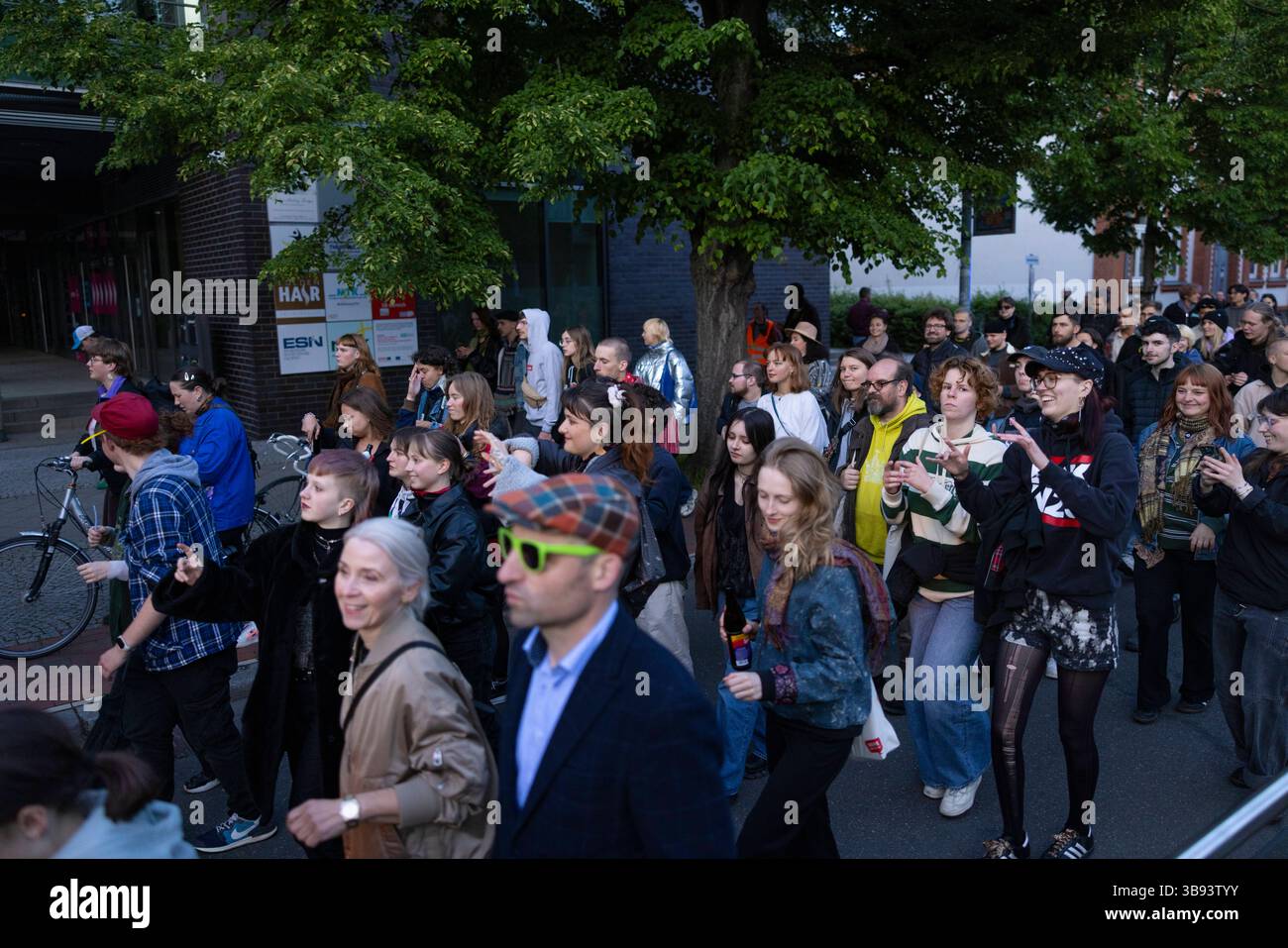 Demo Kriegsende 08052025 - MIT einer Tanz-Demo haben a Erfurt mehrere Hundert Menschen das Ende des 2. Weltkriegs vor 80 Jahren gefeiert. SIE zogen mit Musik und Taenzen vom Domplatz durch die Innenstadt. Erfurt Thueringen Deutschland *** Demo fine della guerra 08052025 diverse centinaia di persone hanno celebrato la fine della seconda guerra mondiale 80 anni fa con una demo di danza a Erfurt hanno marciato con musica e balli dalla piazza della cattedrale attraverso il centro della città di Erfurt Turingia Germania 080525 ppb-71 Foto Stock