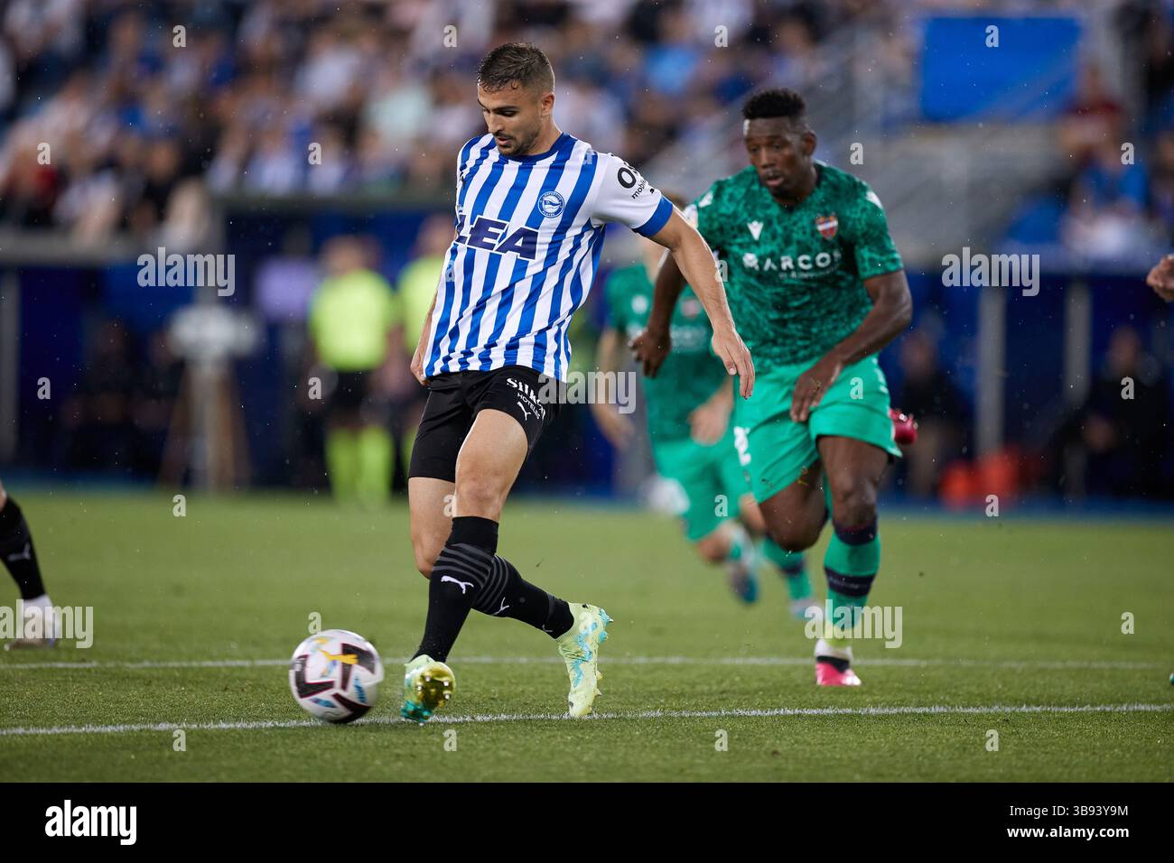11 giugno 2023, VITORIA, ALAVA, SPAGNA: Aleksandar Sedlar del Deportivo Alaves compete per il pallone con Mohamed Bouldini del Levante UD durante la partita della Liga Smartbank tra Deportivo Alaves e UD Levante a Mendizorrotza l'11 giugno 2023, a Vitoria, Spagna. (Immagine di credito: © Ricardo Larreina/AFP7 via ZUMA Press Wire) Foto Stock