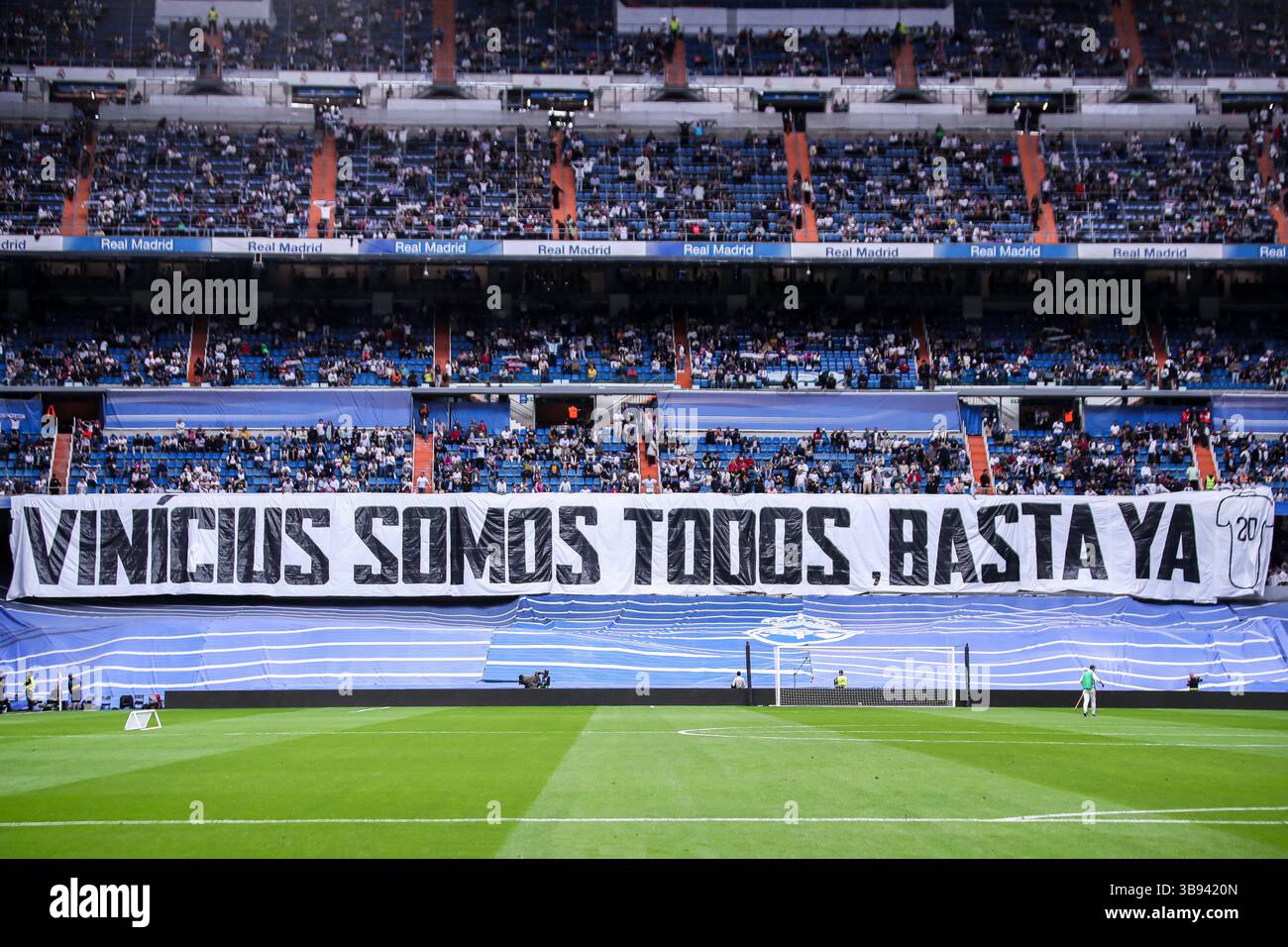 24 maggio 2023, MADRID, MADRID, SPAGNA: I tifosi del Real Madrid espongono striscioni a sostegno del giocatore del Real Madrid Vinicius Junior durante il campionato spagnolo, la Liga Santander, partita di calcio giocata tra il Real Madrid e Rayo Vallecano allo stadio Santiago Bernabeu il 24 maggio 2023, a Madrid, Spagna. (Immagine di credito: © Irina R. Hipolito/AFP7 via ZUMA Press Wire) Foto Stock