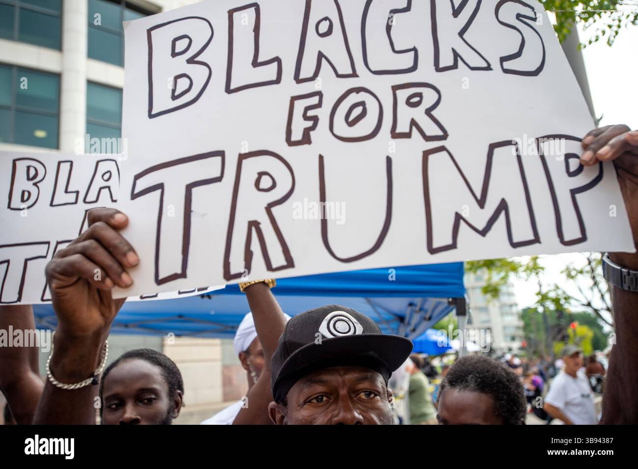 3 agosto 2023, Washington, District of Columbia, USA: Sostenitori di Trump al di fuori dell'E. Barrett Prettyman United States Courthouse prima dell'arrivo dell'ex presidente degli Stati Uniti Donald J. Trump per la sua sentenza a Washington, DC, giovedì 3 agosto 2023. L'ex presidente Donald J. Trump è previsto per un'accusa a seguito dell'accusa di quattro capi d'accusa per i suoi presunti sforzi volti a rovesciare i risultati delle elezioni del 2020 (immagine di credito: © Rod Lamkey/CNP via ZUMA Press Wire) Foto Stock