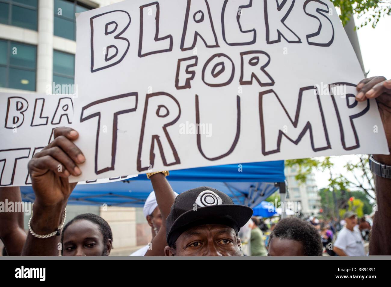 3 agosto 2023, Washington, District of Columbia, USA: Sostenitori di Trump al di fuori dell'E. Barrett Prettyman United States Courthouse prima dell'arrivo dell'ex presidente degli Stati Uniti Donald J. Trump per la sua sentenza a Washington, DC, giovedì 3 agosto 2023. L'ex presidente Donald J. Trump è previsto per un'accusa a seguito dell'accusa di quattro capi d'accusa per i suoi presunti sforzi volti a rovesciare i risultati delle elezioni del 2020 (immagine di credito: © Rod Lamkey/CNP via ZUMA Press Wire) Foto Stock