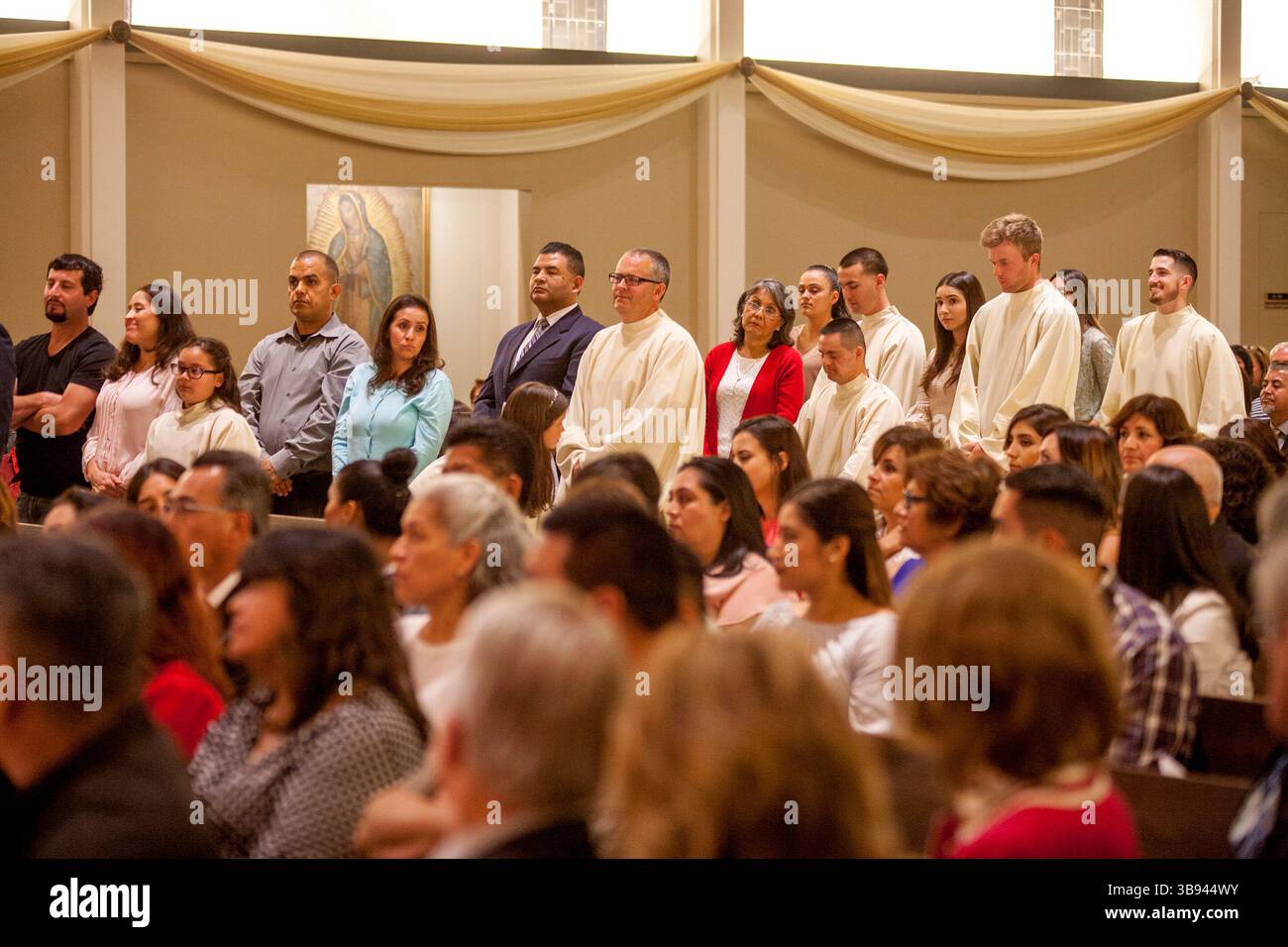 19 giugno 2017: I candidati al battesimo multirazziale e i loro sponsor si schierano accanto alla congregazione in una messa di battesimo ad Orange, CA, cattedrale cattolica. Nota gli abiti da battesimo e la gamma di età. (Immagine di credito: © Spencer Grant/ZUMA Press Wire) Foto Stock