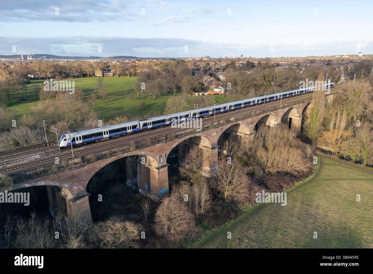 Vista aerea di un treno Heathrow Express che attraversa il viadotto di Wharncliffe (progettato da Isambard Kingdom Brunel) ad Hanwell, Londra, Regno Unito. Foto Stock