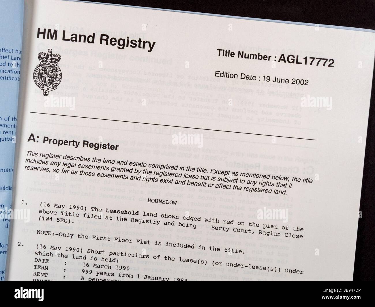 All'interno di un tipico documento del certificato di addebito del catasto HM utilizzato nel sistema immobiliare del Regno Unito. Foto Stock All'interno di un tipico documento del certificato di addebito del catasto HM utilizzato nel sistema immobiliare del Regno Unito. Foto Stock
