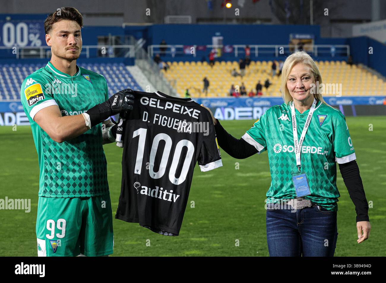 31 marzo 2023, Cascais, Portogallo: Daniel Figueira dell'Estoril Praia SAD riceve la maglia con il numero 100 partita realizzata con la maglia dell'Estoril Praia SAD con sua madre al suo fianco durante la partita di Liga Bwin tra Estoril Praia SAD e Gil Vicente FC all'Estadio Antonio Coimbra da Mota. (Immagine di credito: © David Martins/SOPA Images via ZUMA Press Wire) Foto Stock