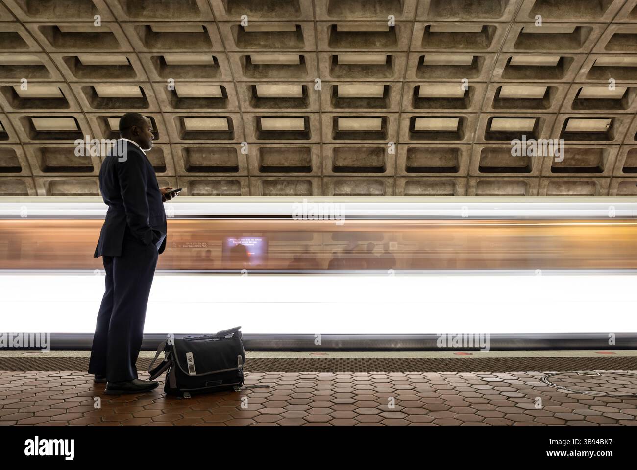 I pendolari aspettano la metropolitana, Washington DC Foto Stock