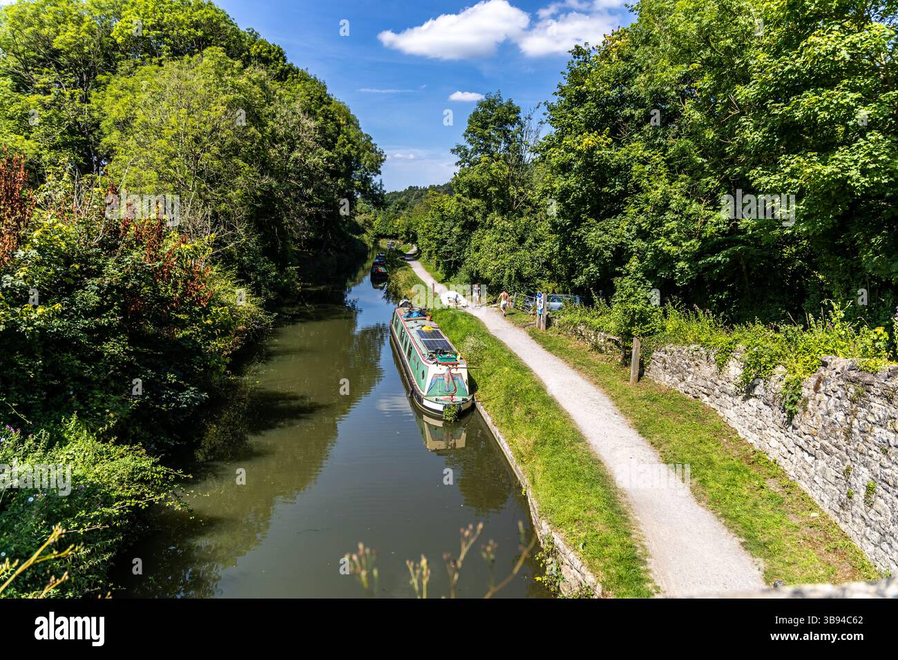 Bath, Regno Unito - 30 giugno 2024: Barche ormeggiate sul fiume avon vicino a Bath Bristol Warleigh Weir. Foto Stock