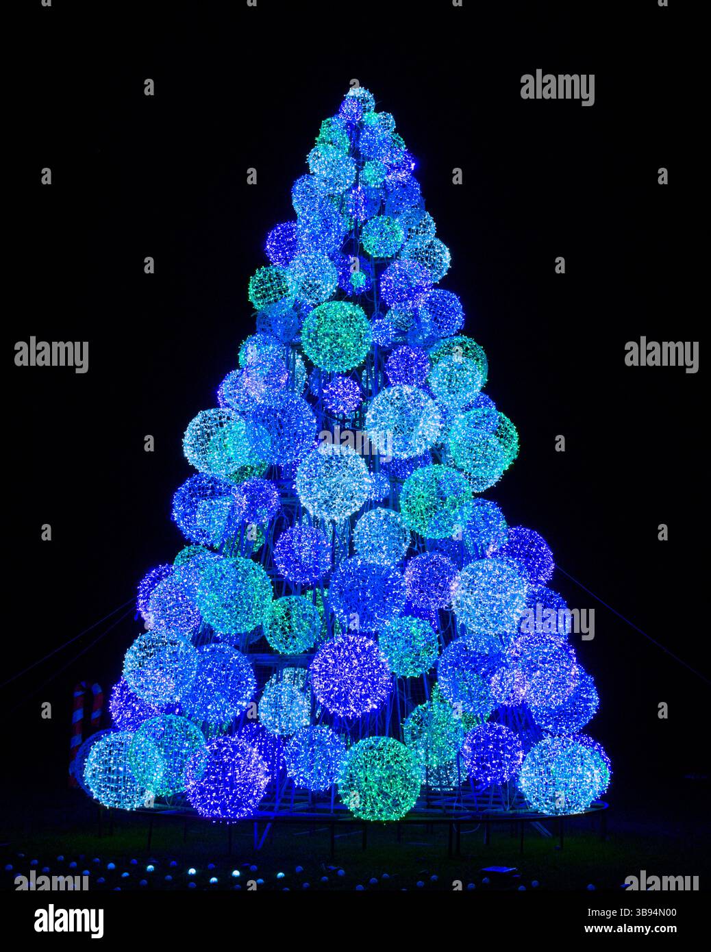 Globi colorati di luci che formano una forma conica che ricorda un albero di Natale Foto Stock