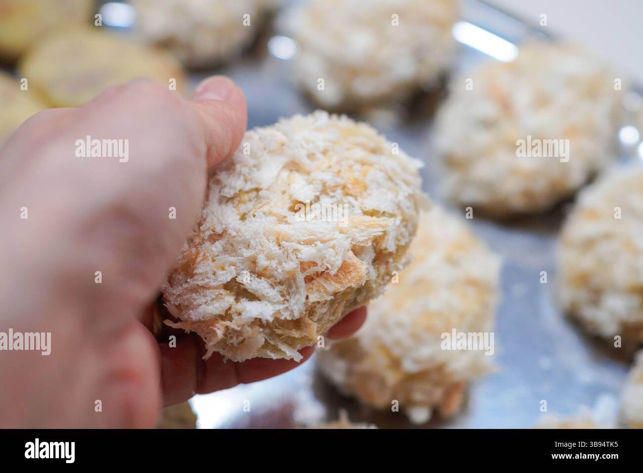 Primo piano di crocchette fatte in casa preparate con pangrattato di pane fresco "PANKO" Foto Stock