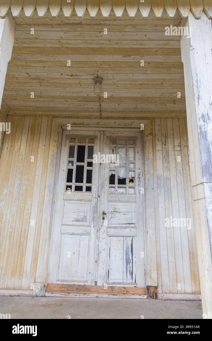 Bastnas, Varmland, Svezia. 3 novembre 2024. Casa abbandonata al Cimitero delle Bastnas Car. Foto Stock