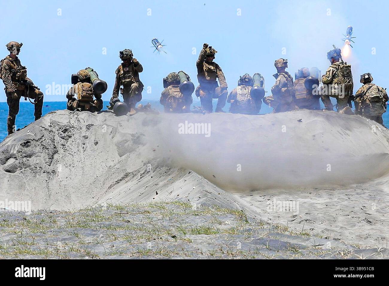 3 maggio 2025 - Filippine - soldati dell'esercito statunitense assegnati al 1st Battalion, 21st Infantry Regiment, 2nd Mobile Brigade Combat Team, 25th Infantry Division e U.S. Marines con il 3d Littoral Combat Team, 3d Marine Littoral Regiment, sparare missili FGM-148 Javelin simultaneamente in un'esercitazione di contrattacco live-Fire, a supporto dell'esercitazione Balikatan 25, ad Aparri, Cagayan, Filippine, 3 maggio, Valle, Filippine, 3 maggio 2025. questo esercizio ha migliorato la preparazione combinata addestrando le forze statunitensi e filippine a contrastare un attacco avversario simulato su un terreno marittimo chiave. Il Balikatan è un esercizio annuale di lunga data Foto Stock