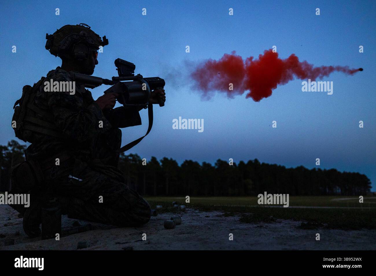 Camp Lejeune, North Carolina, Stati Uniti. 1 maggio 2025. Aidan Smith, fuciliere della Golf Company, 2nd Battalion, 2nd Marine Regiment e nativo del Maine, spara un lanciagranate M32 durante un tiro a fuoco vivo come parte dell'esercitazione Chesapeake 25 alla base del corpo dei Marines Camp Lejeune, North Carolina, 1 maggio 2025. L'esercitazione Chesapeake 2025 è stata un'esercitazione navale bilaterale francese degli Stati Uniti che ha sottolineato l'impegno per l'interoperabilità, la disponibilità marittima e i valori condivisi. L'esercitazione ha avuto luogo mentre il corpo dei Marines degli Stati Uniti celebra 250 anni di eccellenza nella guerra e Foto Stock