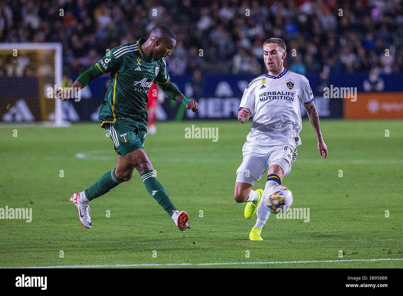 30 settembre 2023, Carson, California, USA: Juan Mosquera #29 dei Portland Timbers ruba la palla da Tyler Boyd #11 dei Los Angeles Galaxy durante la partita della stagione MLS di sabato 30 settembre 2023 al Dignity Health Sports Park di Carson, California. Galaxy legami con Timbers, 3-3. ARIANA RUIZ/PI (immagine di credito: © PI via ZUMA Press Wire) Foto Stock