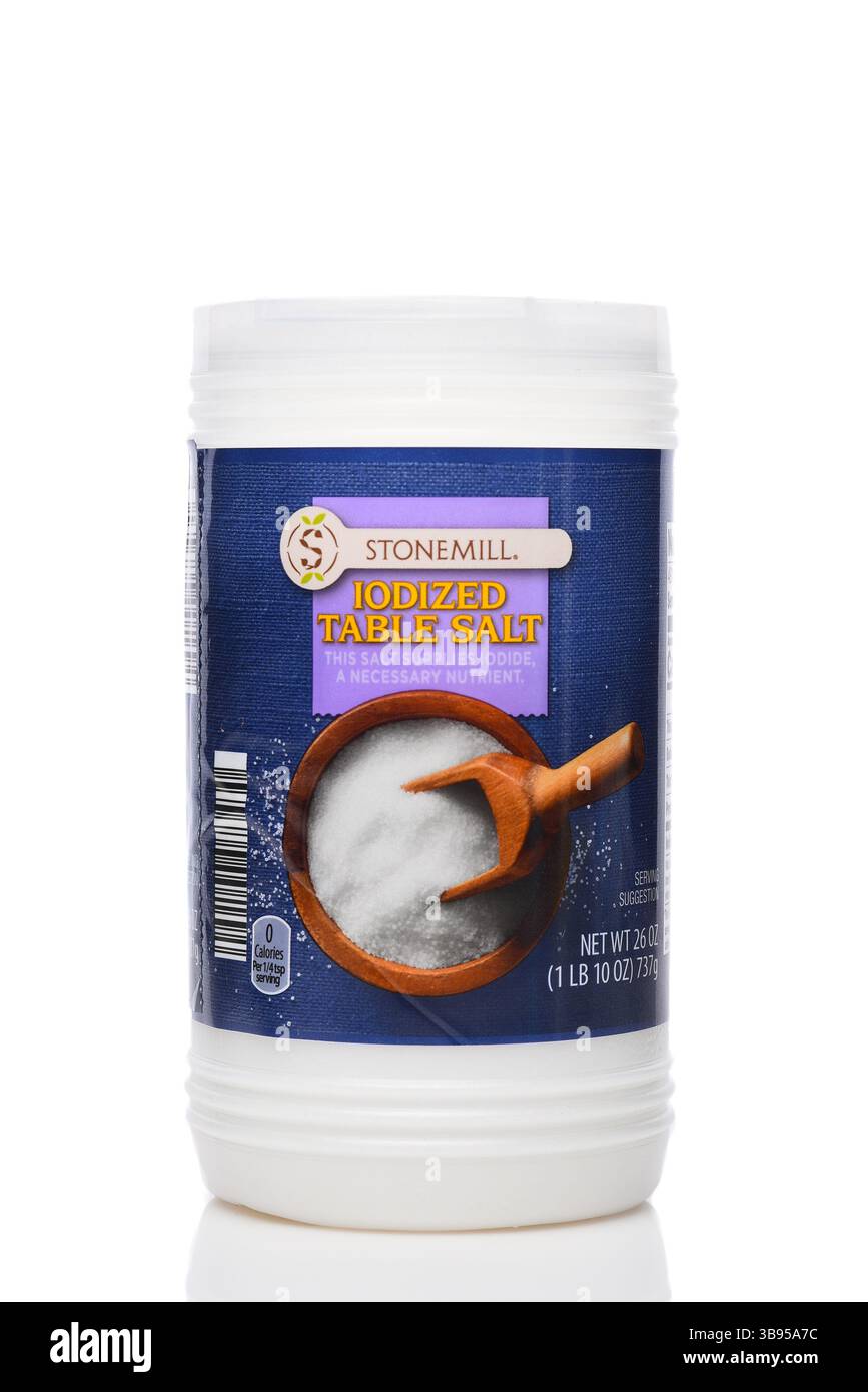 IRVINE, CALIFORNIA - 7 MAGGIO 2025: Un contenitore da 16 once di sale da tavola iodizzato Stonemill. Foto Stock