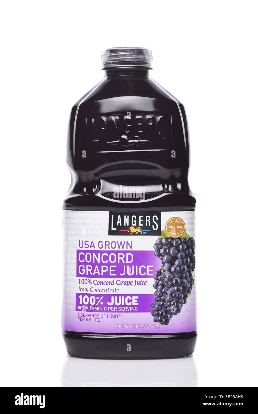 IRVINE, CALIFORNIA - 8 MAGGIO 2025: Una bottiglia di succo d'uva Langers Concord. Foto Stock