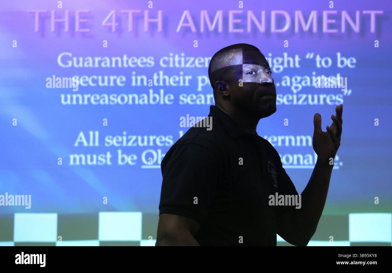 14 agosto 2023: Allora sergente. Larry Snelling fornisce una panoramica della legge costituzionale durante la mitigazione della forza: Formazione basata su scenari presso la Chicago Police Academy il 14 settembre 2016. (Immagine di credito: © John J. Kim/Chicago Tribune via ZUMA Press Wire) Foto Stock
