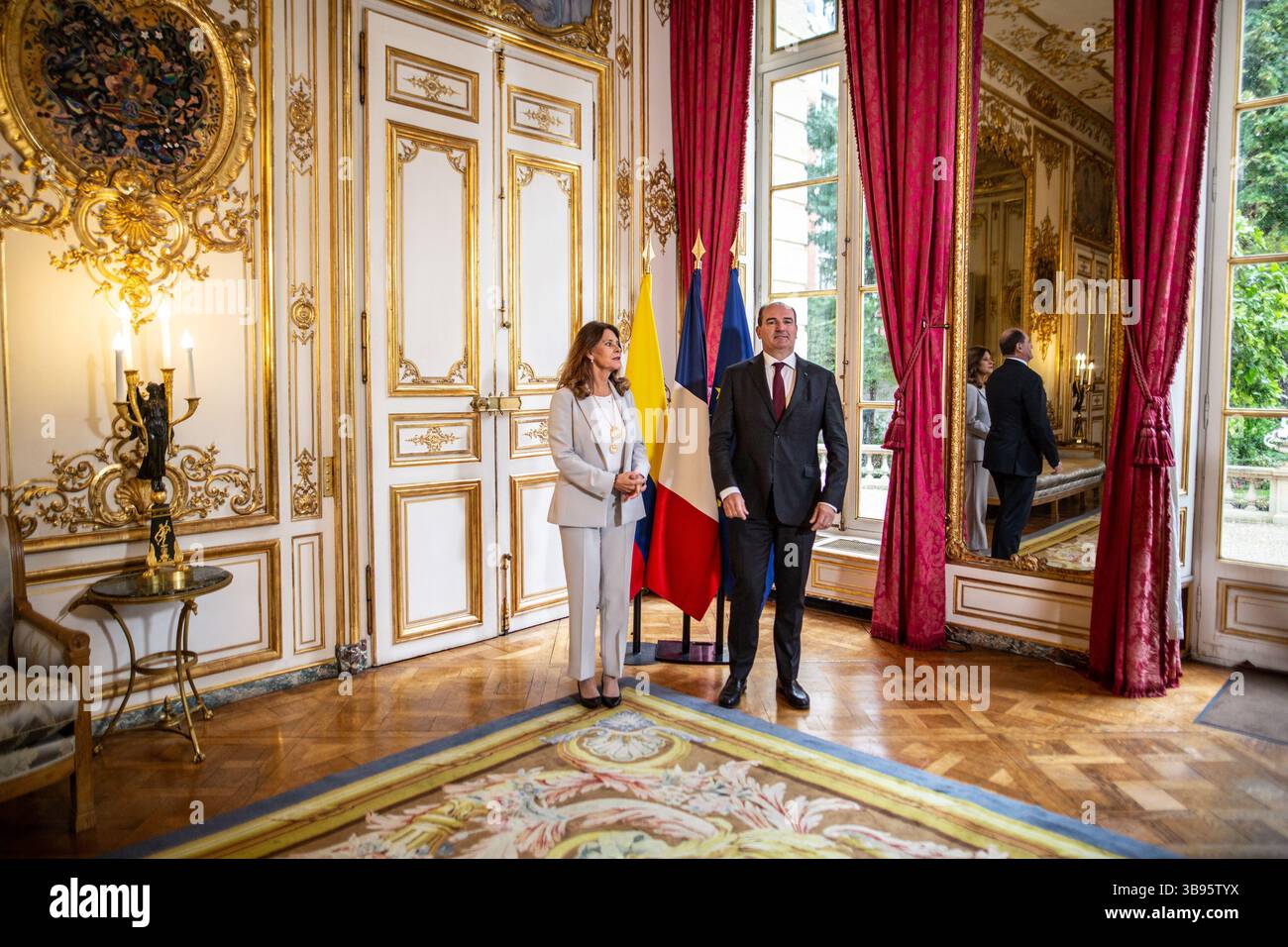 5 ottobre 2021, Parigi, Ile-de-France (regione, Francia: Il primo Ministro riceve la signora Marta Lucia RAMIREZ DE RINCON, Vicepresidente e Ministro degli affari Esteri della Repubblica di Colombia, in occasione della sua visita di lavoro in Francia. Scambio sulla lotta contro il riscaldamento globale e la pandemia di COVID-19 (immagine di credito: © Sadak Souici/ZUMA Press Wire) Foto Stock