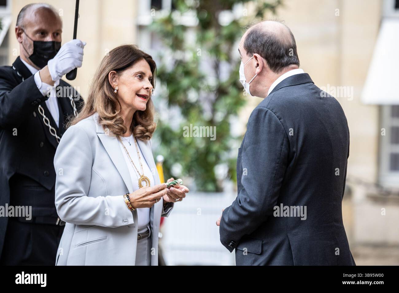 5 ottobre 2021, Parigi, Ile-de-France (regione, Francia: Il primo Ministro riceve la signora Marta Lucia RAMIREZ DE RINCON, Vicepresidente e Ministro degli affari Esteri della Repubblica di Colombia, in occasione della sua visita di lavoro in Francia. Scambio sulla lotta contro il riscaldamento globale e la pandemia di COVID-19 (immagine di credito: © Sadak Souici/ZUMA Press Wire) Foto Stock
