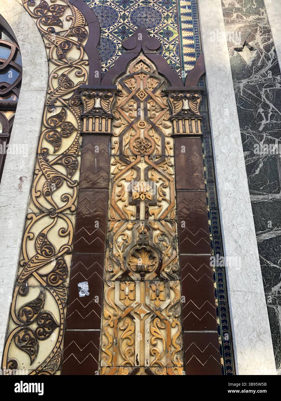 Decorazione architettonica in stile neogotico: Intricato design di piastrelle e pietre con influenze islamiche e neogotiche. Foto Stock