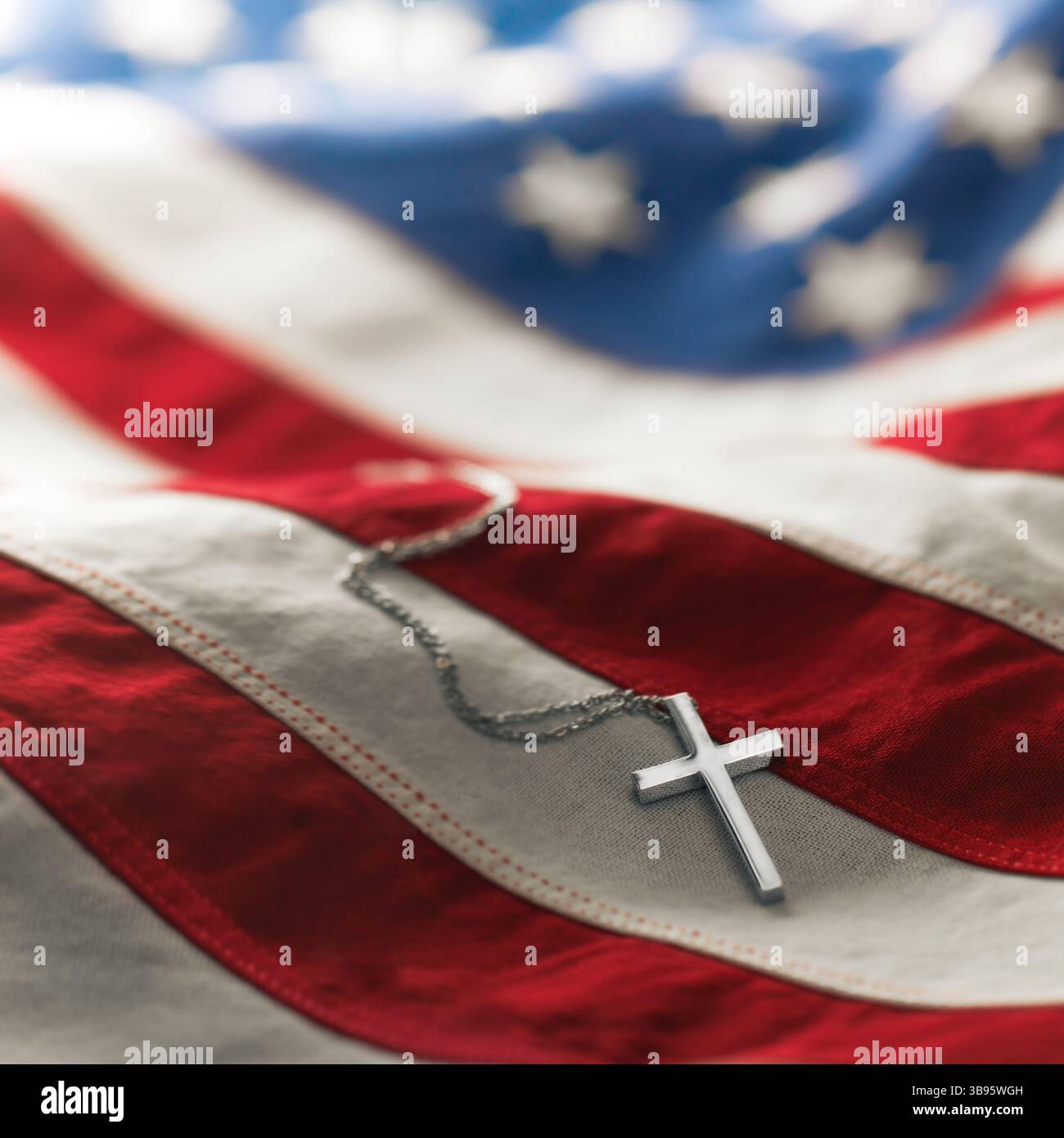 Collana a croce cristiana sulla bandiera americana. Per il Memorial Day degli Stati Uniti, il Veterans Day, il monumento commemorativo degli Stati Uniti o il funerale militare. Rappresentando l'onore e il sacrificio di Th Foto Stock