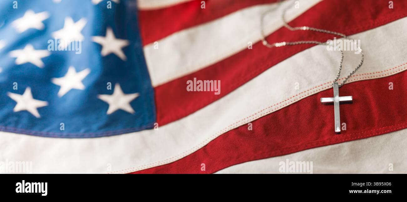 Collana a croce cristiana sulla bandiera americana. Per il Memorial Day degli Stati Uniti, il Veterans Day, il monumento commemorativo degli Stati Uniti o il funerale militare. Rappresentando l'onore e il sacrificio di Th Foto Stock