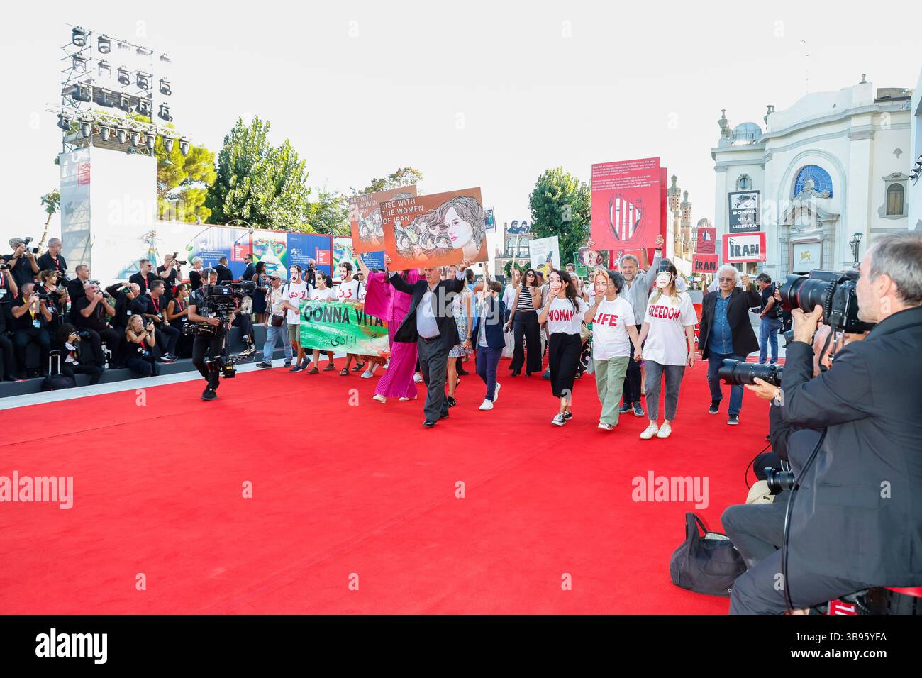 2 settembre 2023: Roberto Cicutto, Caterina Murino, Alberto Barbera, Santiago Mitre, Andrea Pallaoro, Laura Poitras, Saleh Bakri, Jane Campion, Martin McDonagh, mia Hansen-Love, Gabriele Mainetti e Damien Chazelle partecipano a una protesta solidale con il popolo iraniano dopo la condanna di Saeed Roustaee alla prima di 'Maestro' durante la 80a Mostra Internazionale d'Arte cinematografica di Venezia al Palazzo del Cinema al Lido di Venezia, il 2 settembre 2023. Foto: Alec Michael (immagine di credito: © Alec Michael via ZUMA Press) Foto Stock