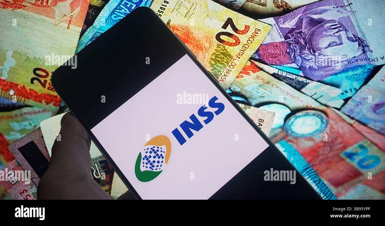 Il giudice federale Waldemar Claudio De Carvalho ha dato al governo di Lula e all'Istituto nazionale di sicurezza sociale (INSS) 48 ore per commentare le irregolarità nelle detrazioni dai salari dei pensionati. Nella sentenza, il giudice ha determinato le 48 ore sulla base dell'"urgenza della questione in questione". Ha anche ordinato che la Procura federale fosse citata in giudizio per commentare. (Photo Faga/Sipa USA) credito: SIPA USA/Alamy Live News Foto Stock