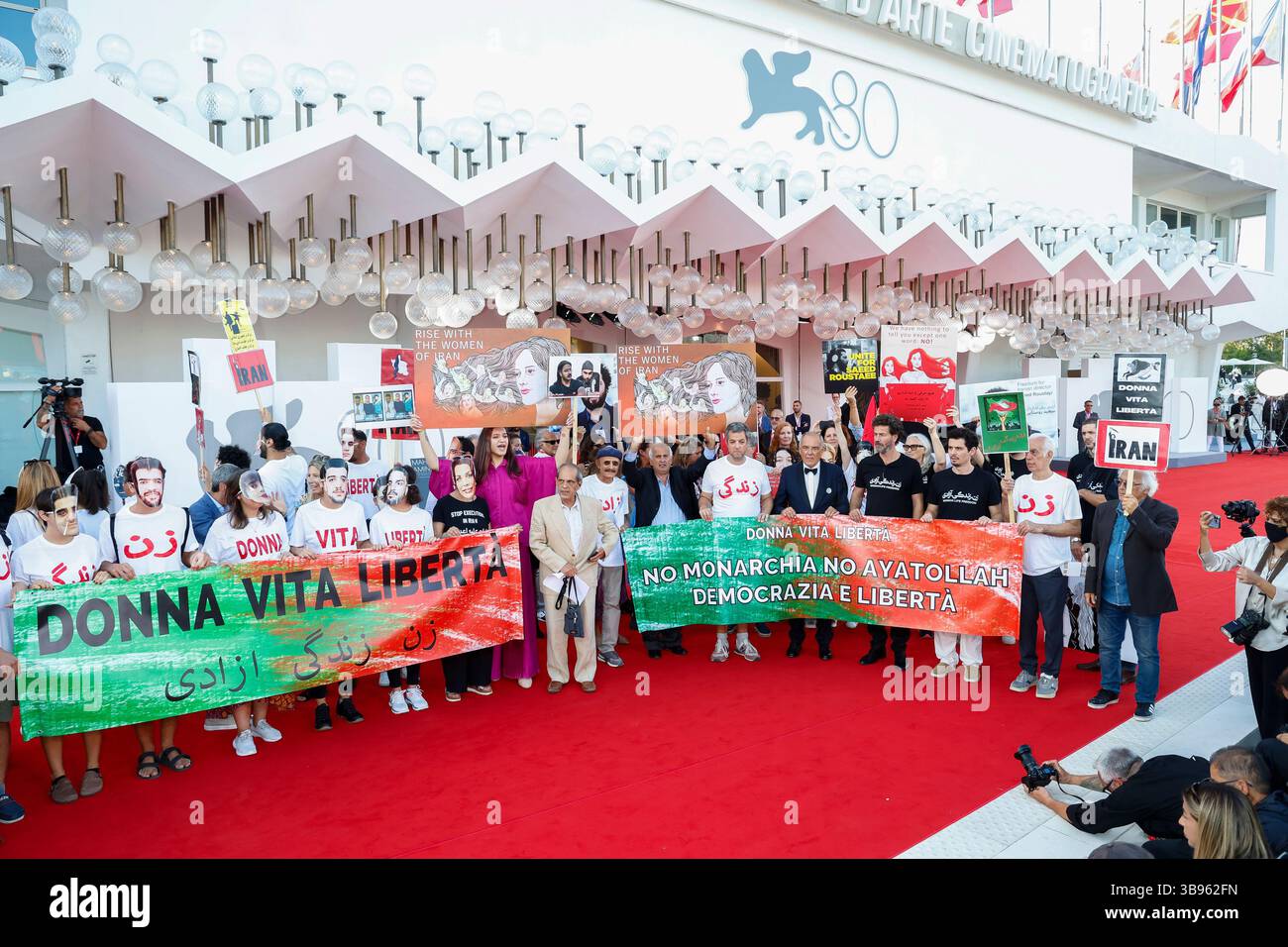 2 settembre 2023: Roberto Cicutto, Caterina Murino, Alberto Barbera, Santiago Mitre, Andrea Pallaoro, Laura Poitras, Saleh Bakri, Jane Campion, Martin McDonagh, mia Hansen-Love, Gabriele Mainetti e Damien Chazelle partecipano a una protesta solidale con il popolo iraniano dopo la condanna di Saeed Roustaee alla prima di 'Maestro' durante la 80a Mostra Internazionale d'Arte cinematografica di Venezia al Palazzo del Cinema al Lido di Venezia, il 2 settembre 2023. Foto: Alec Michael (immagine di credito: © Alec Michael via ZUMA Press) Foto Stock