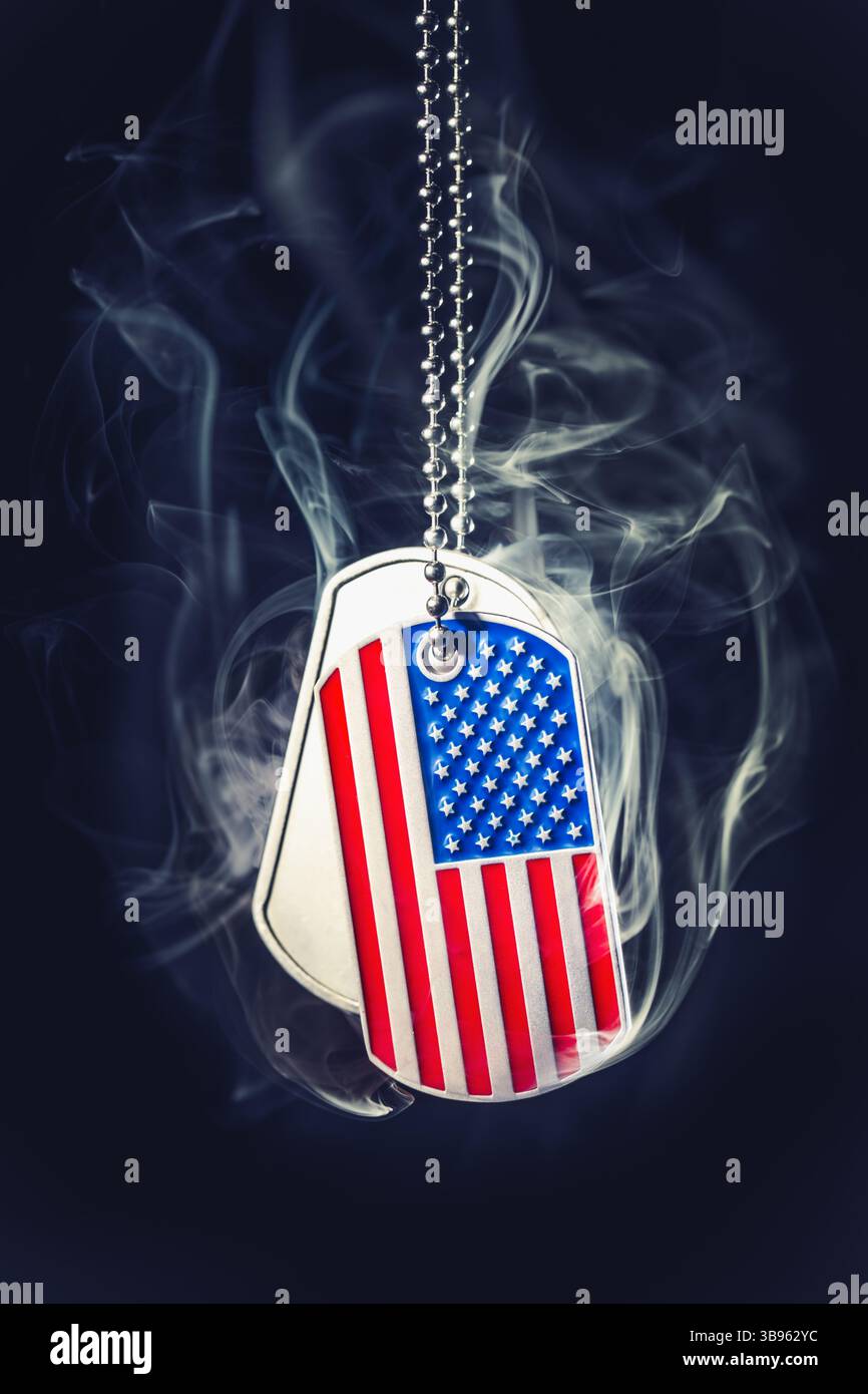 Le targhette dei cani del soldato militare AMERICANO a forma di bandiera americana circondate di fumo. USA 4 luglio, Memorial Day, Veteran's Day o altro patriota Foto Stock