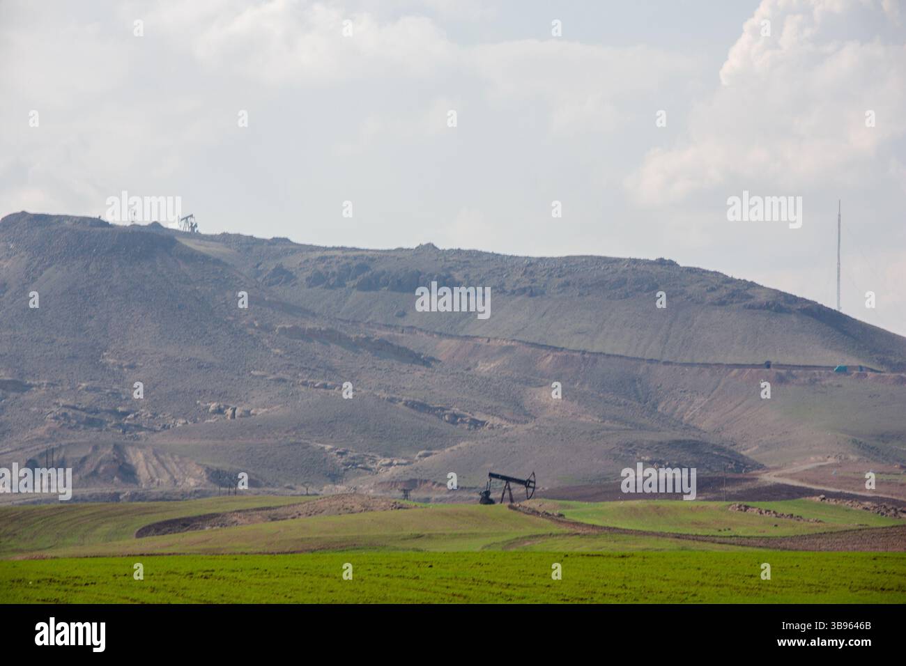 23 febbraio 2022, Rojava, Siria: Un pozzo di petrolio nel governatorato di al-Hasakah. (Immagine di credito: © Sadak Souici/ZUMA Press Wire) Foto Stock