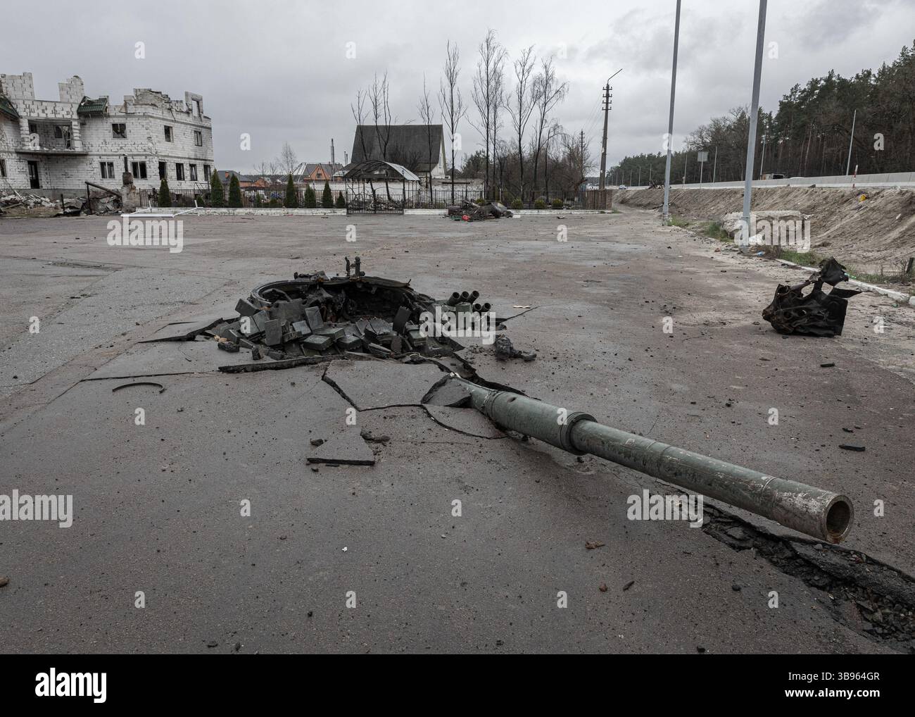 17 aprile 2022, Zalissya, Kiev, Ucraina: La torretta di un carro armato incastonato nel calcestruzzo di una stazione di servizio. Il danno alla torretta suggerisce che sia stato il risultato di un lancio di un lanciamissili portatile Javelin o NLAW, sistemi anticarro consegnati in massa dall'Europa e dagli Stati Uniti all'esercito ucraino. (Immagine di credito: © Sadak Souici/ZUMA Press Wire) Foto Stock