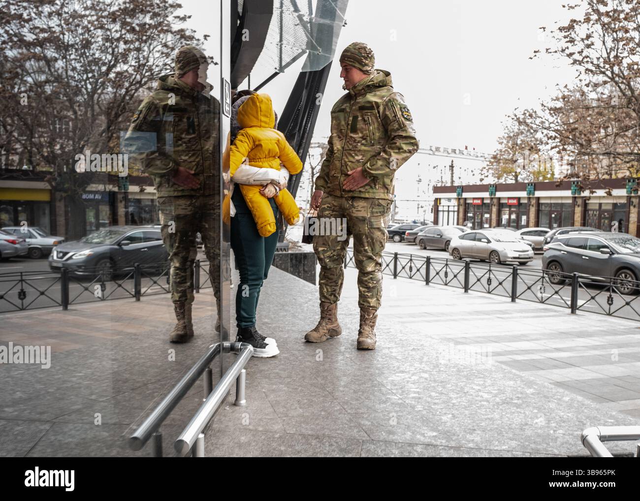 30 novembre 2022, Odessa, Ucraina: Un soldato ucraino in congedo parla con sua moglie e suo figlio a Odessa. (Immagine di credito: © Sadak Souici/ZUMA Press Wire) Foto Stock