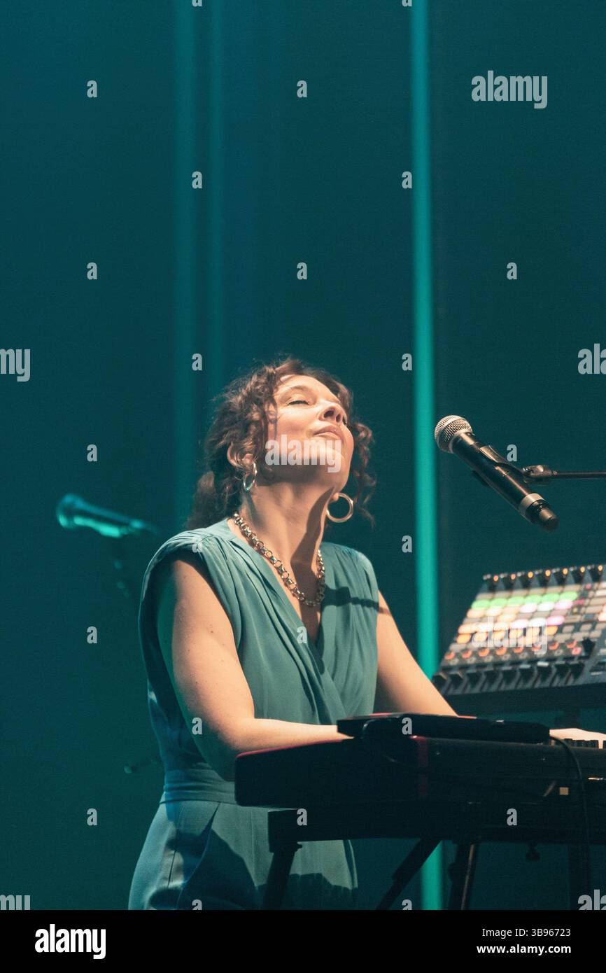 5 aprile 2023, Parigi, Francia: La cantautrice francese Sophie Maurin ha visto durante un'esibizione del suo secondo album ''Longitudes'' al Cafe de la Danse di Parigi. (Immagine di credito: © Telmo Pinto/SOPA Images via ZUMA Press Wire) Foto Stock