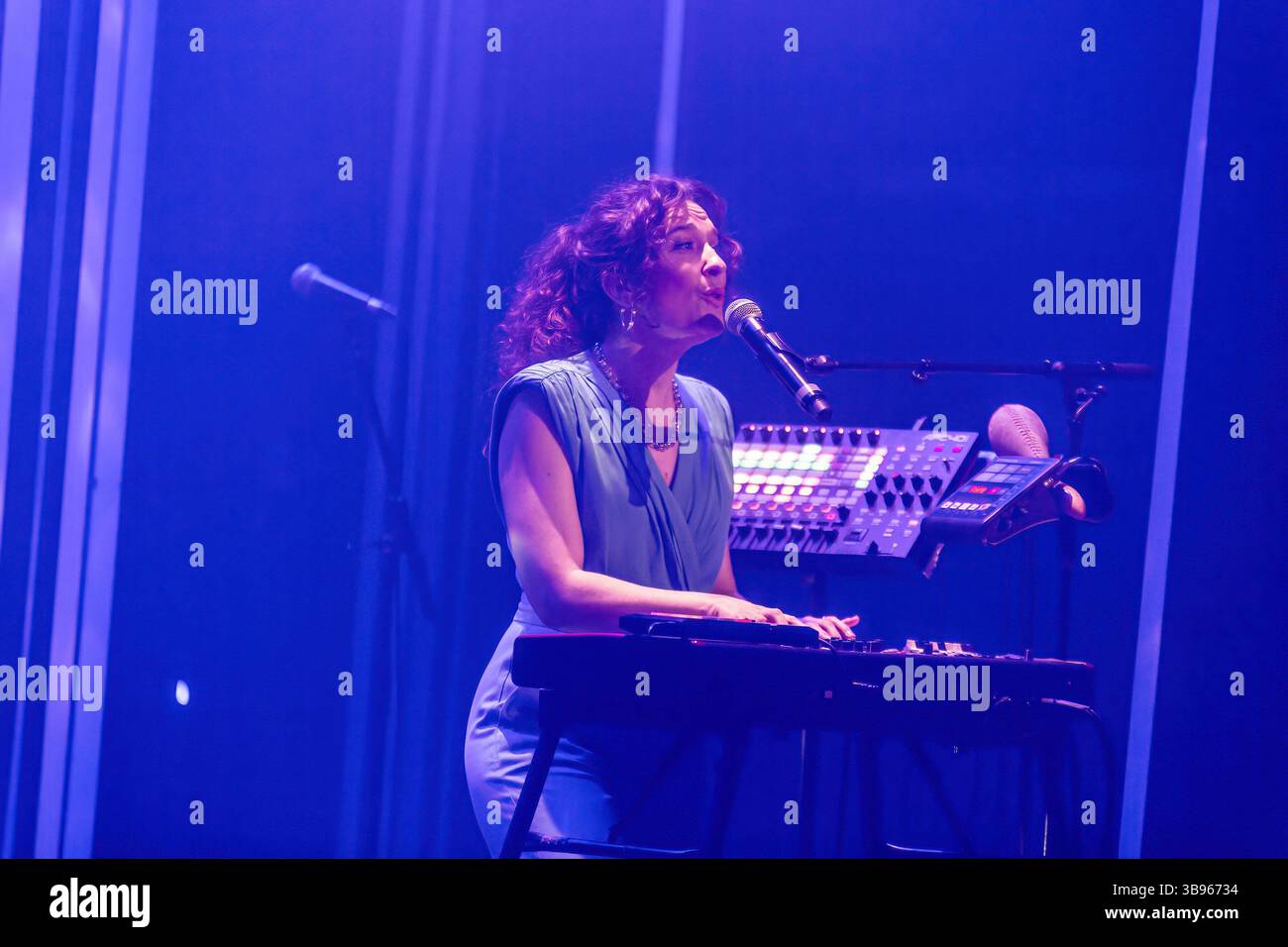 5 aprile 2023, Parigi, Francia: La cantautrice francese Sophie Maurin ha visto durante un'esibizione del suo secondo album ''Longitudes'' al Cafe de la Danse di Parigi. (Immagine di credito: © Telmo Pinto/SOPA Images via ZUMA Press Wire) Foto Stock