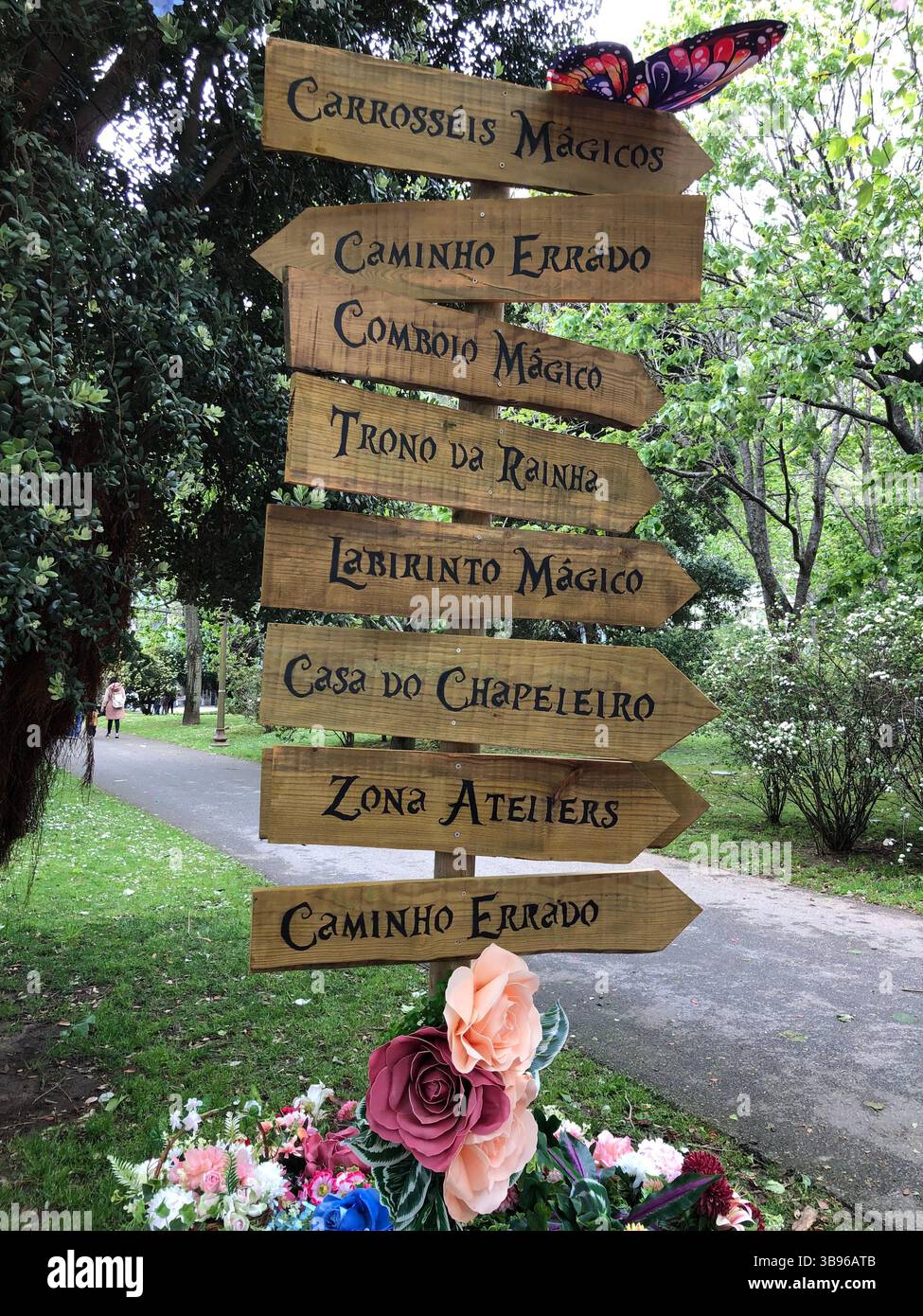 Segui un percorso magico ispirato alle fiabe. Trae ispirazione da storie incantate, luoghi stravaganti, Alice nel Paese delle meraviglie. Foto Stock