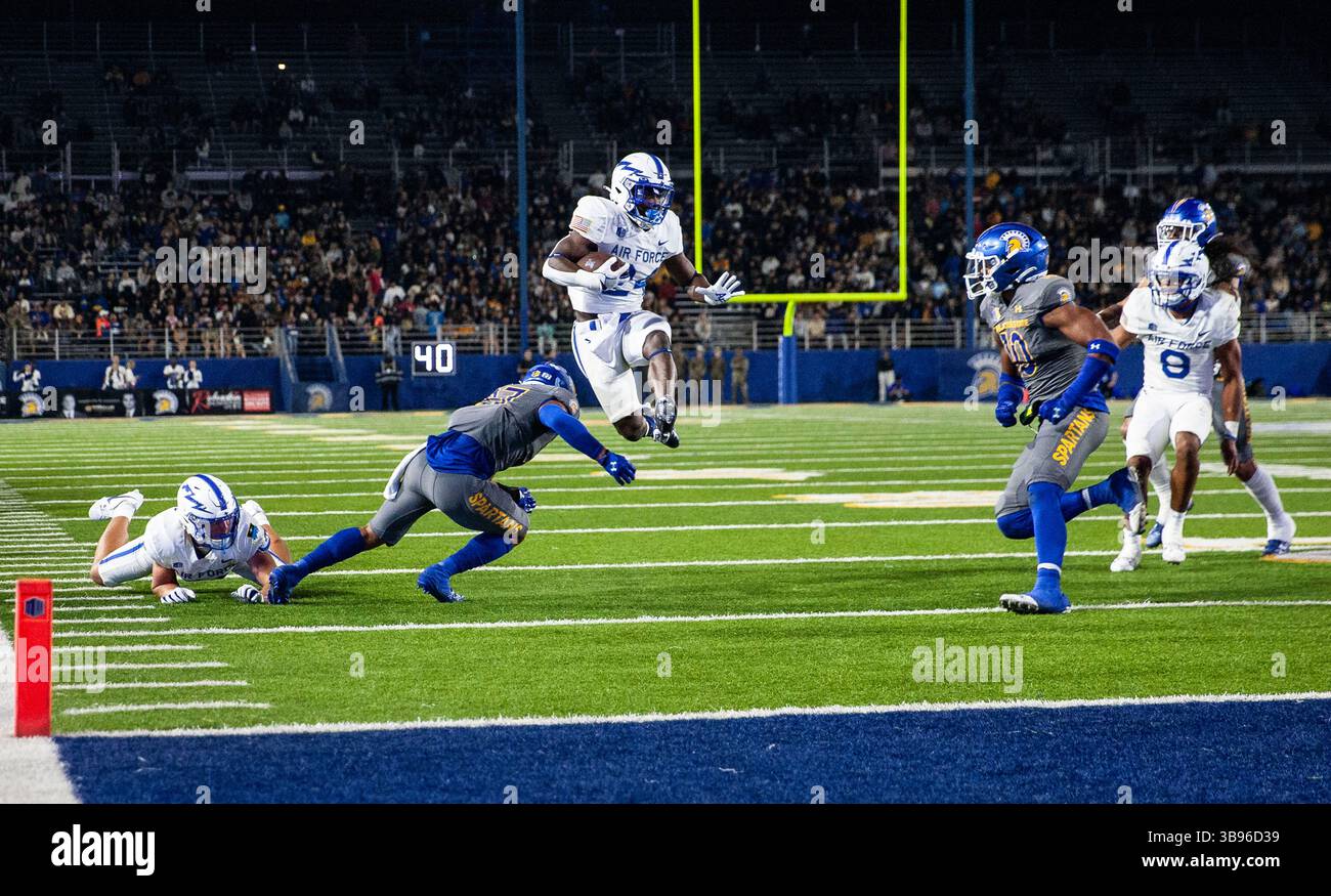 22 settembre 2023 San Jose, CA, il running back John Lee Eldridge III (24) cerca di evitare un tackle durante la partita di football NCAA tra gli Air Force Falcons e i San Jose State Spartans. L'Air Force ha battuto San Jose 45-20 al CEFCU Stadium di San Jose, CA. Thurman James / CSM (immagine di credito: © Thurman James/CSM tramite ZUMA Press Wire) Foto Stock