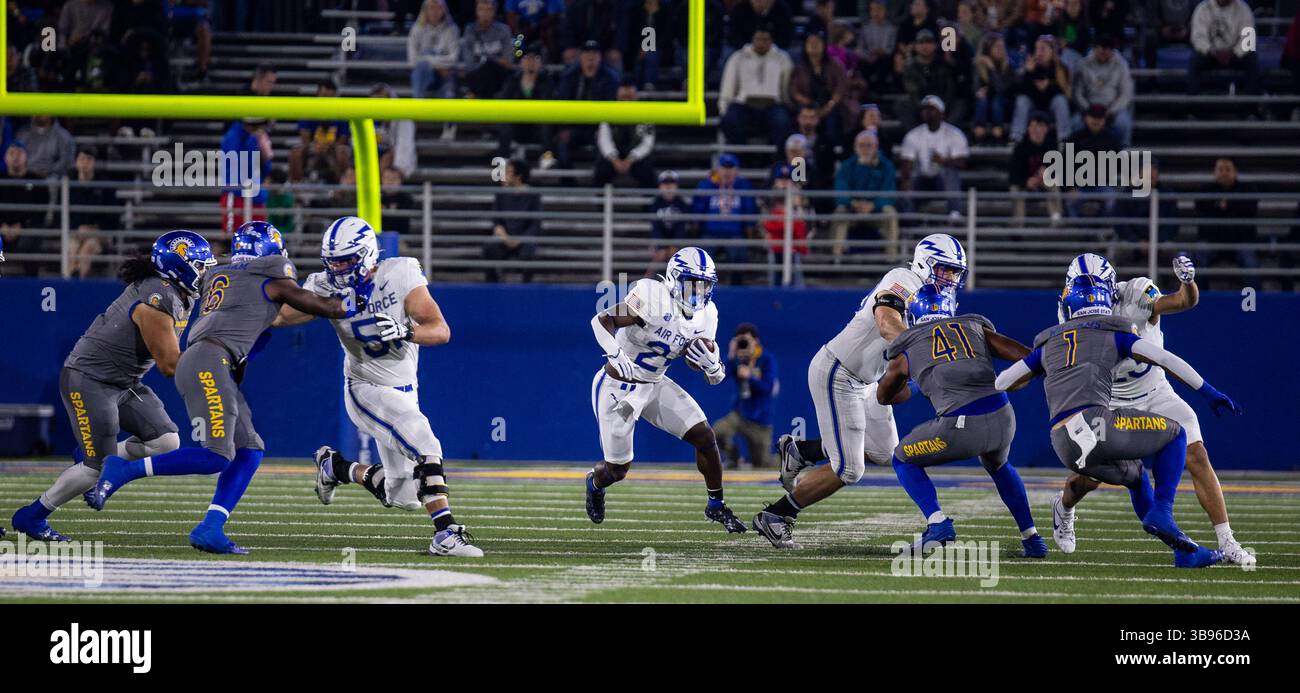 22 settembre 2023 San Jose, CA, il running back John Lee Eldridge III (24) dell'aeronautica statunitense corre per un lungo guadagno durante la partita NCAA Football tra gli Air Force Falcons e i San Jose State Spartans. L'Air Force ha battuto San Jose 45-20 al CEFCU Stadium di San Jose, CA. Thurman James / CSM (immagine di credito: © Thurman James/CSM tramite ZUMA Press Wire) Foto Stock