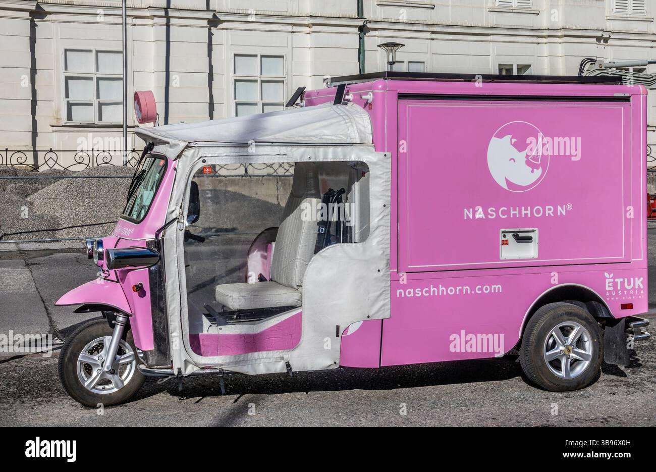 Distributore di gelati elettrici a tre ruote presso l'Imperial Hofburg di Innsbruck Foto Stock