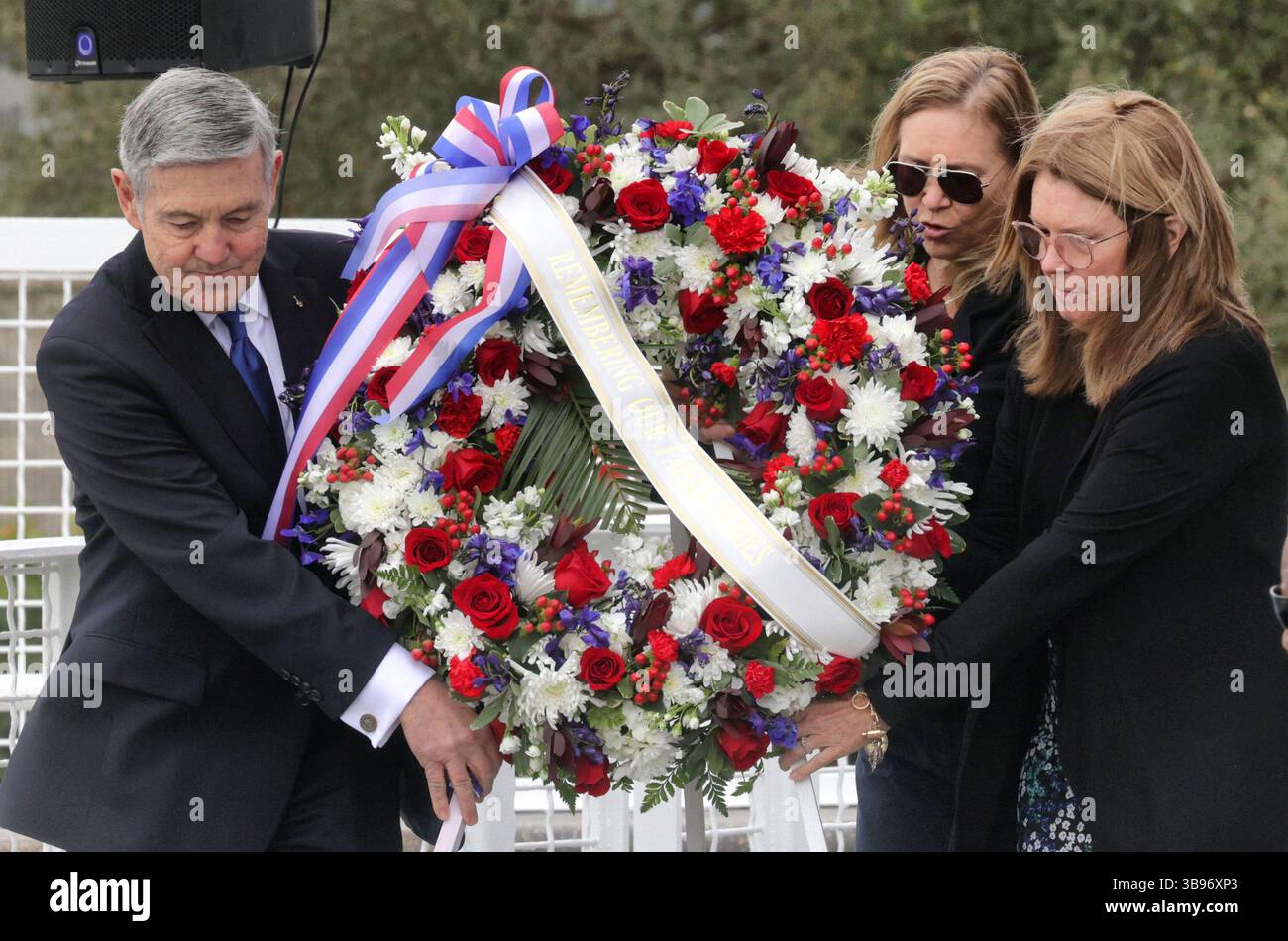 26 gennaio 2023, Kennedy Space Center, Florida, USA: Una corona è presentata da, da sinistra, BOB CABANA, amministratore associato della NASA; JANET PETRO, direttore della NASA KSC, e SHERYL CHAFFEE, figlia dell'astronauta Roger Chaffee, durante la cerimonia del Day of Remembrance della NASA, presentata dalla Astronauts Memorial Foundation presso il Kennedy Space Center Visitor Complex, giovedì. La cerimonia ha evidenziato l'equipaggio dello Space Shuttle Columbia STS-107 per il ventesimo anniversario del disastro della missione che ha ucciso sette astronauti. La missione è iniziata il 16 gennaio 2003. (Immagine di credito: © Joe Burbank/Orlando Sen Foto Stock