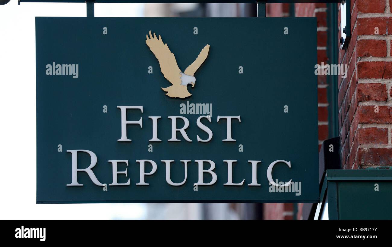 2 maggio 2023: Il logo First Republic Bank è visibile fuori dalla filiale di Manhattan lunedì 1 maggio 2023. (Immagine di credito: © Luiz C. Ribeiro/New York Daily News via ZUMA Press Wire) Foto Stock