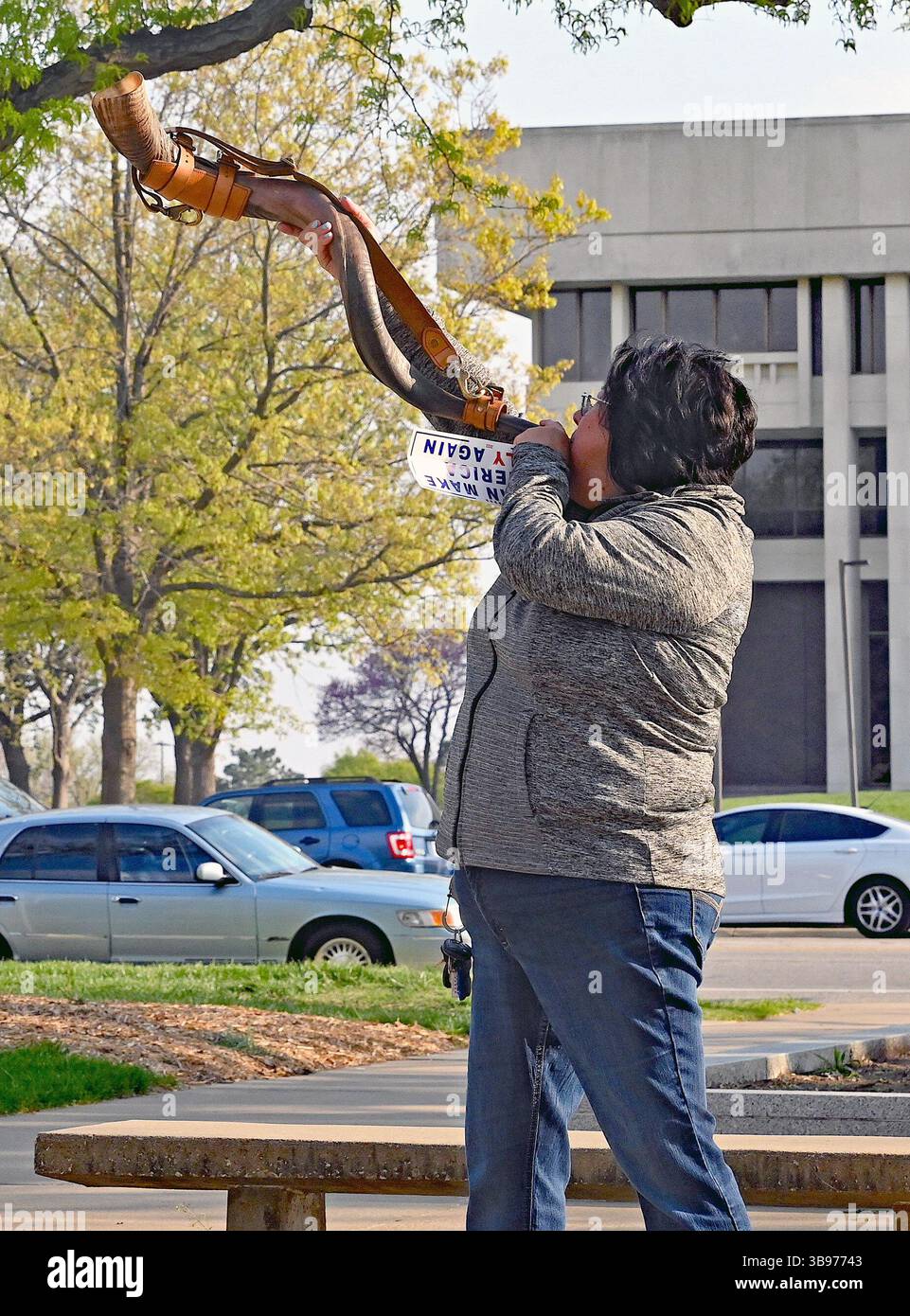 23 aprile 2023, Topeka, Kansas, Stati Uniti: Il worshipper suona uno shofar al termine del TPUSA Faith and Let Us Worship Tour presso lo Statehouse (Credit Image: © Mark Reinstein/ZUMA Press Wire) Foto Stock
