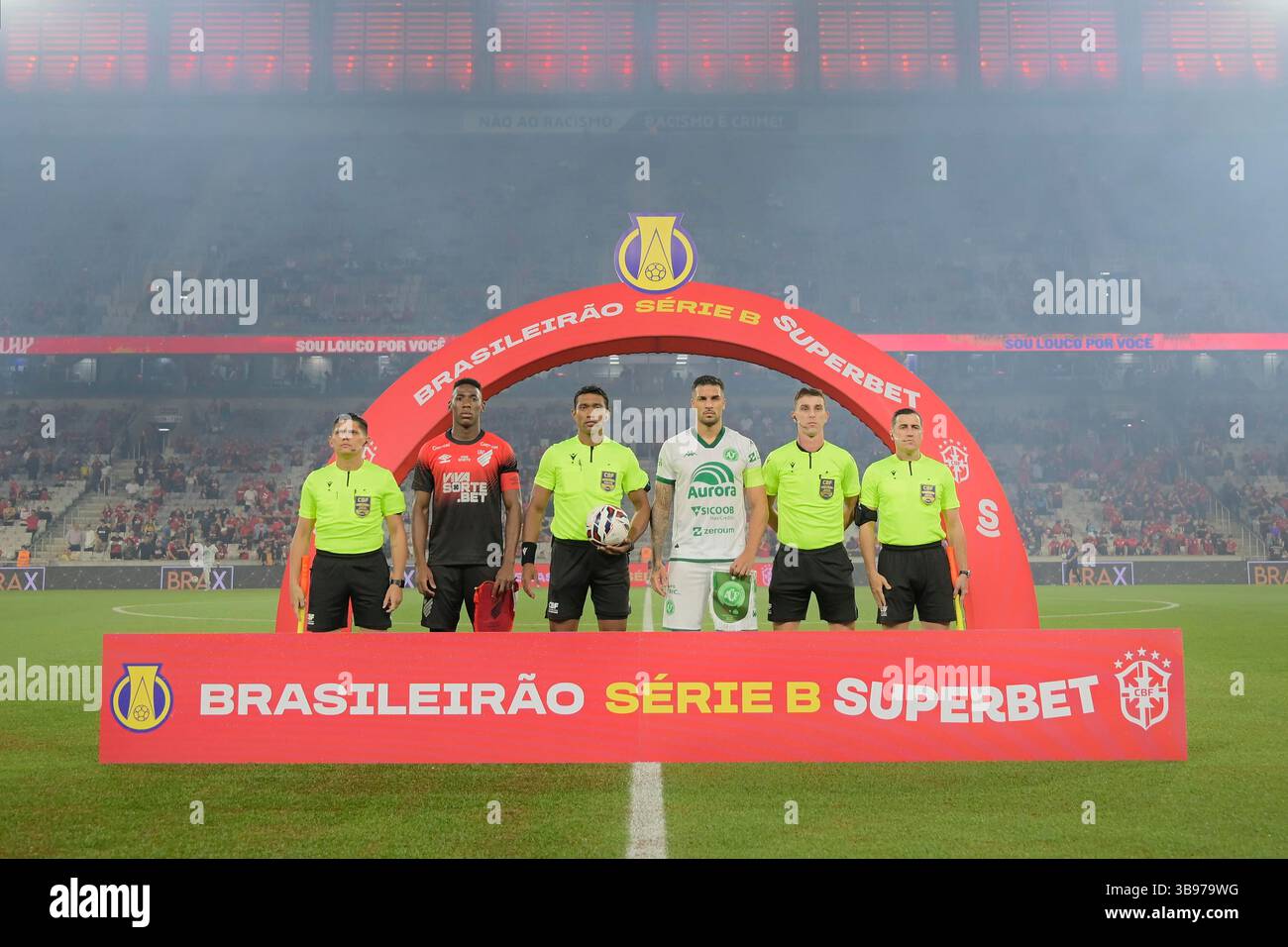 Curitiba, Brasile. 8 maggio 2025. Arbitro Luciano da Silva Miranda Filho, assistenti e capitani Léo e BLeonardo durante Athletico e Chapecoense. Partita valida per il 7° round del Campionato brasiliano B. Mario Celso Petraglia Stadium 2025 a Curitiba, Paraná. Crediti: Reinaldo Reginato/FotoArena/Alamy Live News Foto Stock
