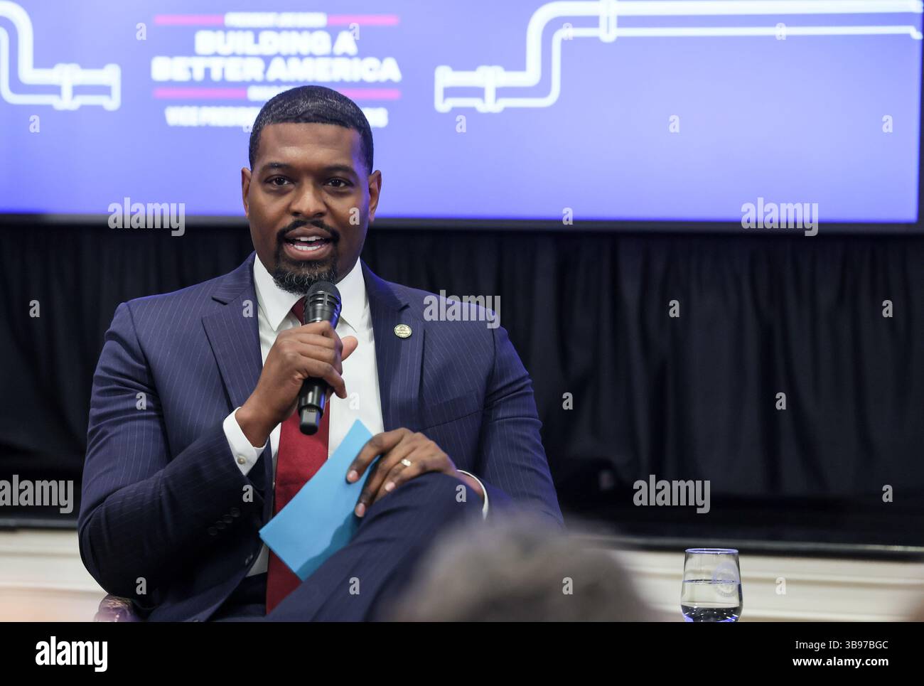 27 gennaio 2023, Washington, District of Columbia, USA: L'amministratore dell'Environmental Protection Agency Michael Regan si rivolge a un incontro di funzionari statali e locali, leader del lavoro e NGOâ provenienti da tutti gli Stati Uniti durante un Accelerating Lead Pipe Replacement Summit alla Casa Bianca venerdì 27 gennaio 2023 a Washington D.C. (immagine di credito: © Jemal Countess - Pool via CNP/CNP via ZUMA Press Wire) Foto Stock