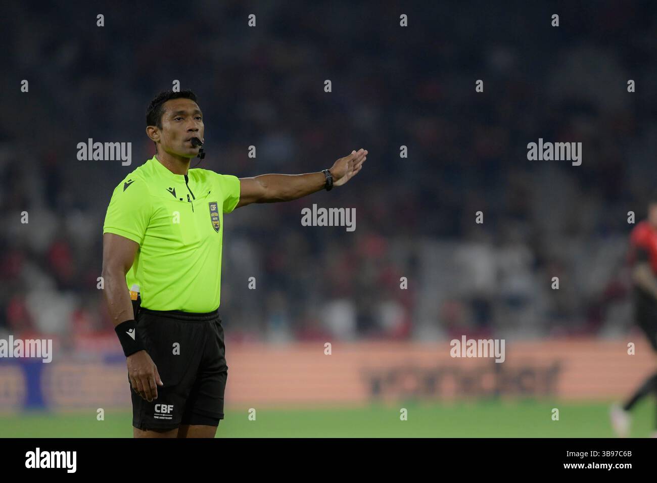 Curitiba, Brasile. 8 maggio 2025. Arbitro Luciano da Silva Miranda Filho durante Athletico e Chapecoense. Partita valida per il 7° round del Campionato brasiliano B 2025. Stadio Mario Celso Petraglia a Curitiba, Paraná. Crediti: Reinaldo Reginato/FotoArena/Alamy Live News Foto Stock