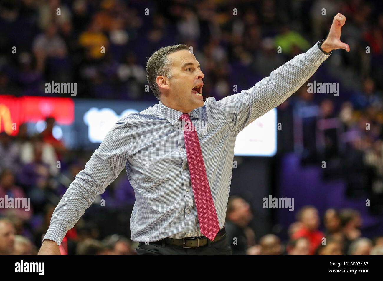 28 gennaio 2023: Matt MacMahon, capo allenatore della LSU, segnala una giocata durante l'azione di pallacanestro NCAA tra i Texas Tech Red Raiders e i LSU Tigers durante il SEC/Big 12 Challenge al Pete Maravich Assembly Center di Baton Rouge, LOUISIANA. Jonathan Mailhes/CSM (immagine di credito: © Jonathan Mailhes/CSM via ZUMA Press Wire) Foto Stock