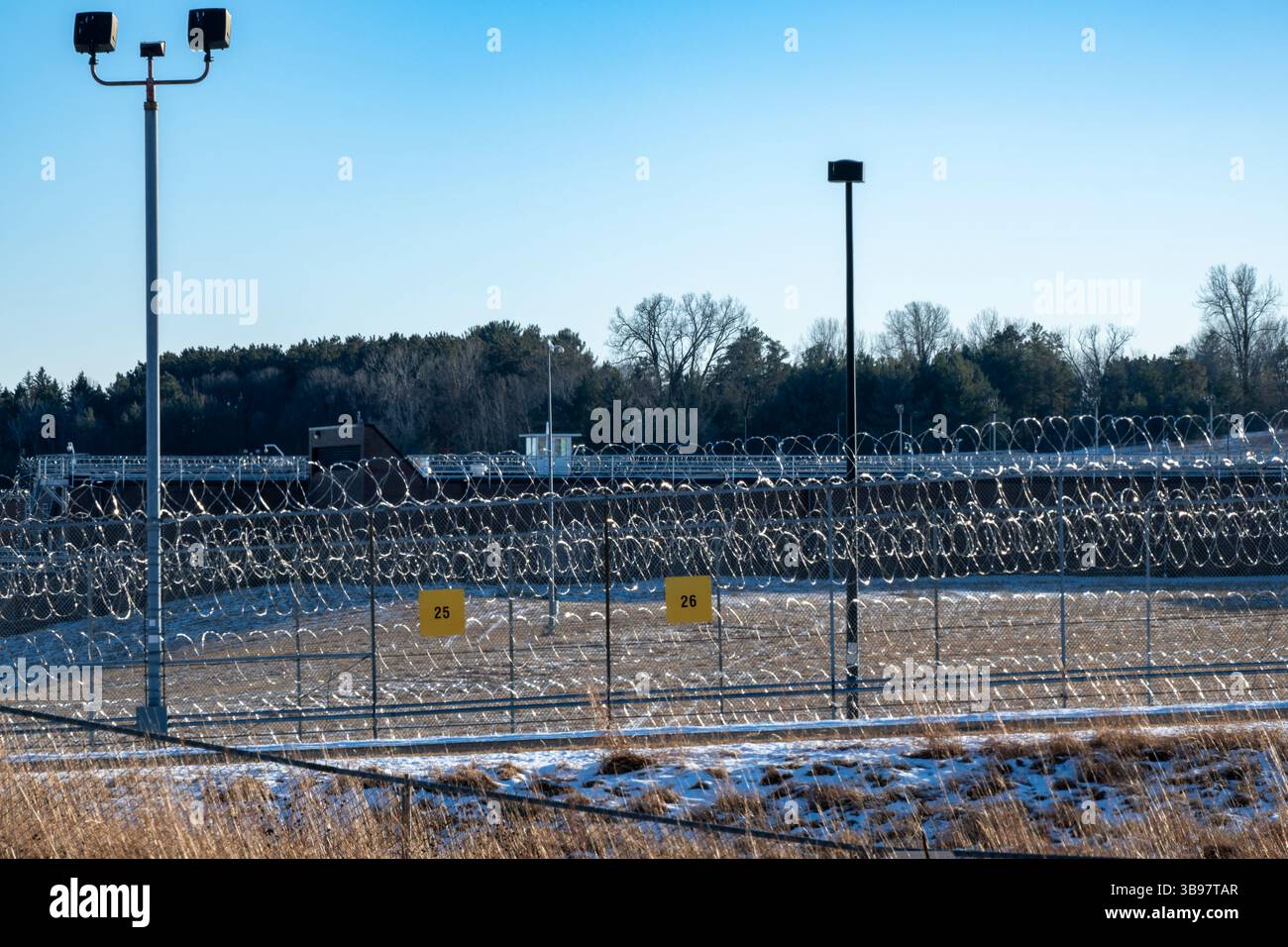 Oak Park Heights, Minnesota. Recinzione in filo spinato che circonda il Minnesota Correctional Facility. Oak Park Heights è l'unico massimo del Minnesota di livello cinque Foto Stock