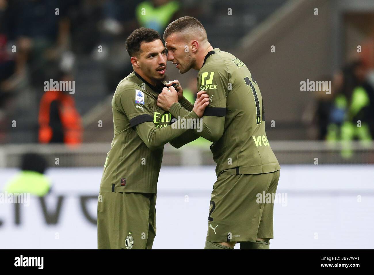 7 aprile 2023, Milano, Lombardia, Italia: I compagni di squadra ISMAEL BENNACER e ANTE REBIC dell'AC Milan durante la partita di serie A della stagione 2022/23 tra AC Milan ed Empoli allo Stadio Giuseppe Meazza il 7 aprile 2023 a Milano (Credit Image: © Mickael Chavet/ZUMA Press Wire) Foto Stock